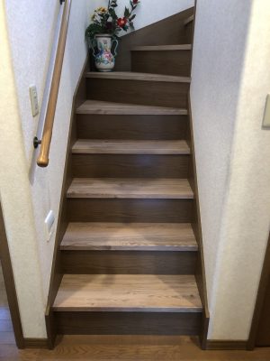 介護保険の住宅改修で、階段の床材をすべりにくい材質にリフォーム